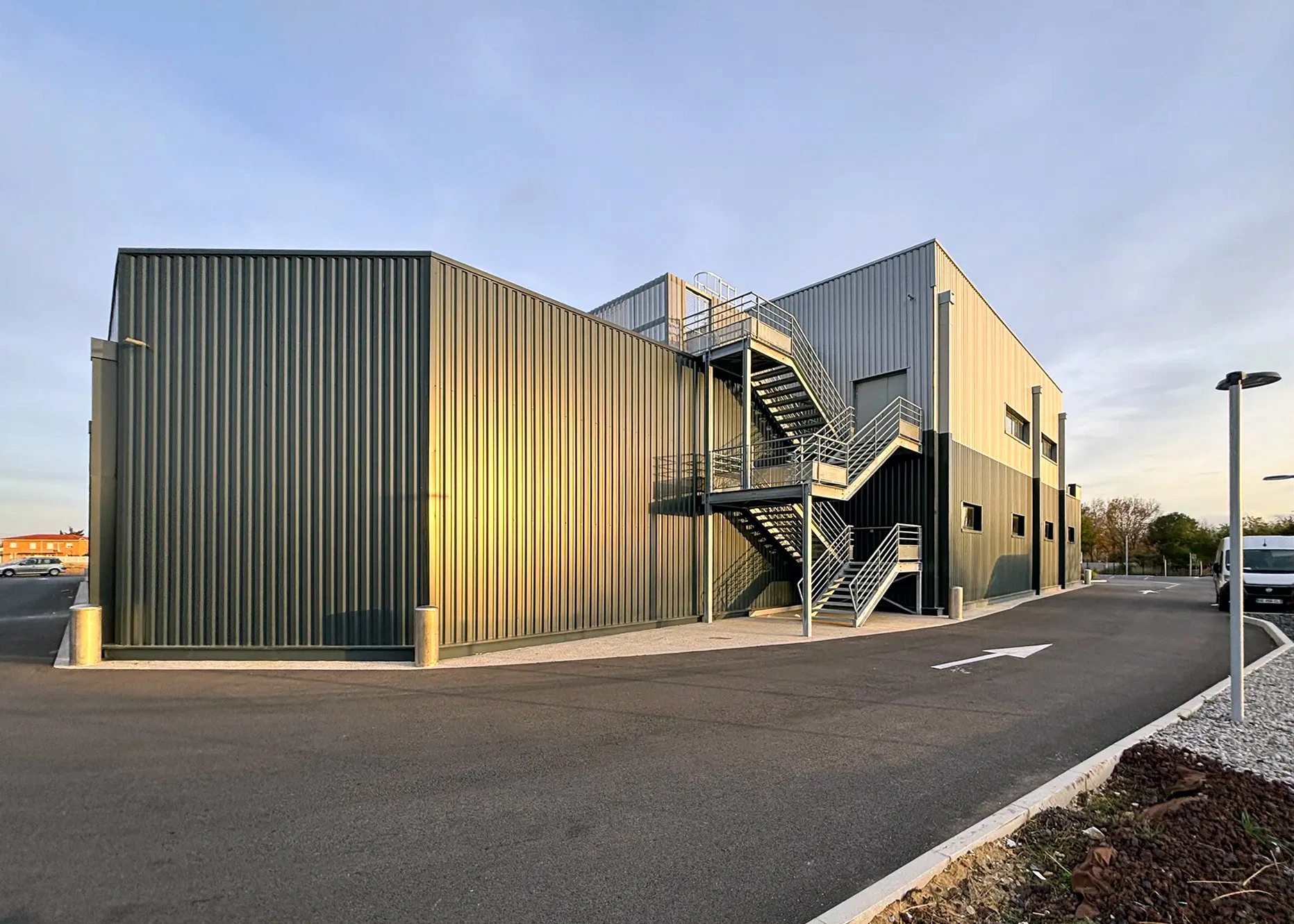 Atelier de soudage industriel avec casque de protection et écouteurs anti-bruit posés sur établi métallique