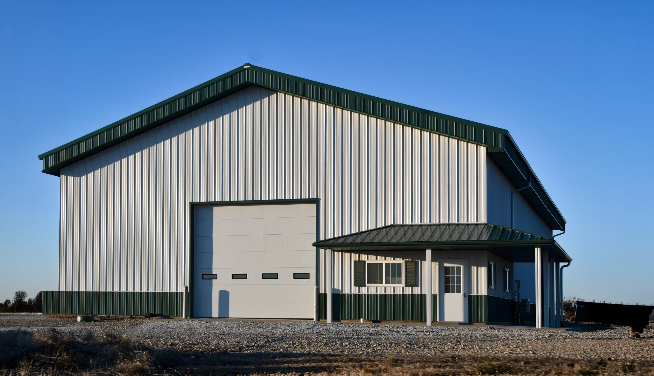 Hangar extérieur gris avec porte gris sectionnelle ou volets roulants de magasin fermé de nouveau bâtiment