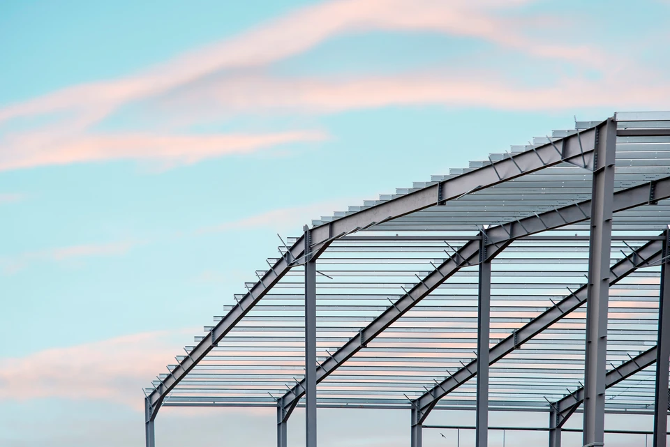 Intérieur d'entrepôt de self-stockage avec couloir éclairé par spots LED