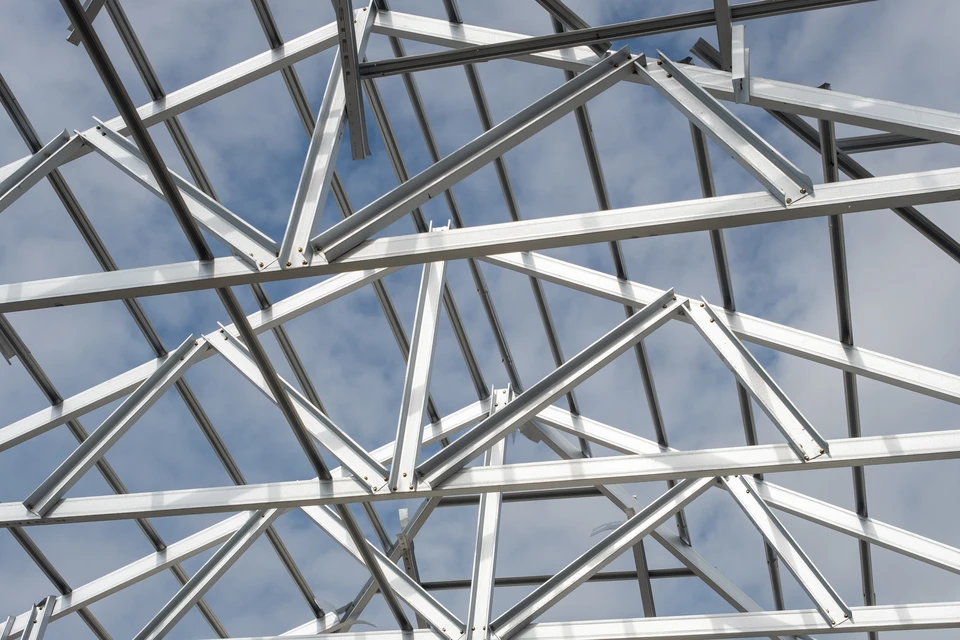 Image rognée d'un groupe d'hommes et de femmes debout en cercle et reliant des pièces de puzzle colorées