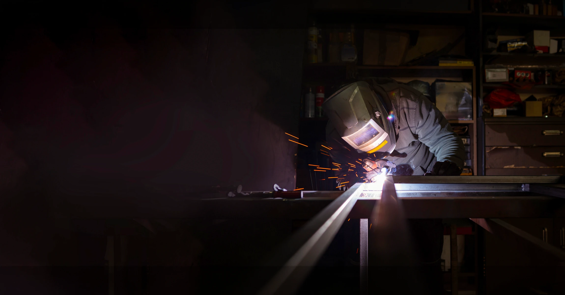 Hangar industriel moderne avec chariot élévateur au premier plan