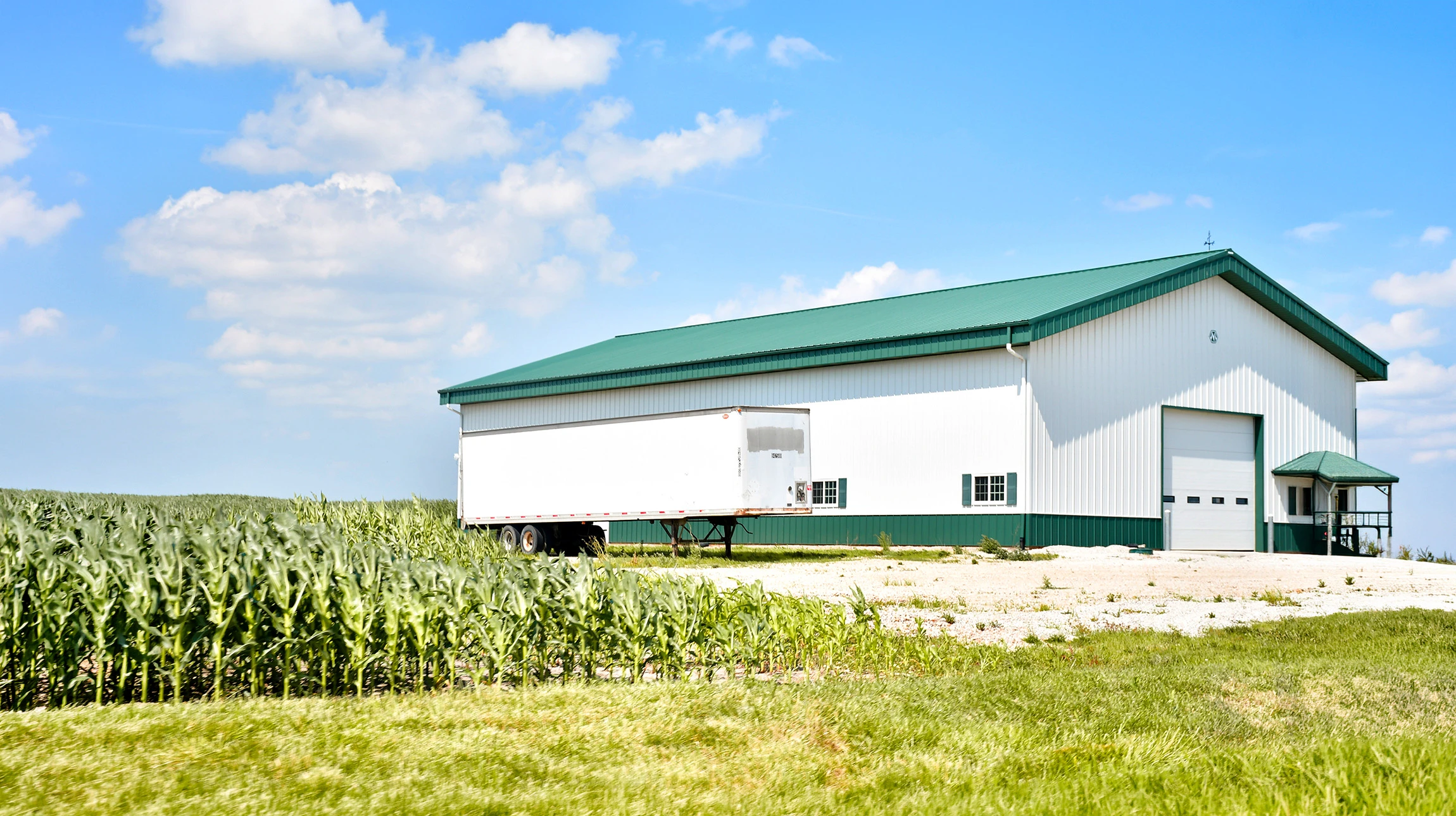 Atelier intérieur avec piles de profilés métalliques rectilaires empilés sur établi en bois