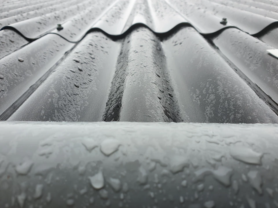 Entrepôt frigorifique moderne avec système de rayonnages métalliques multi-niveaux