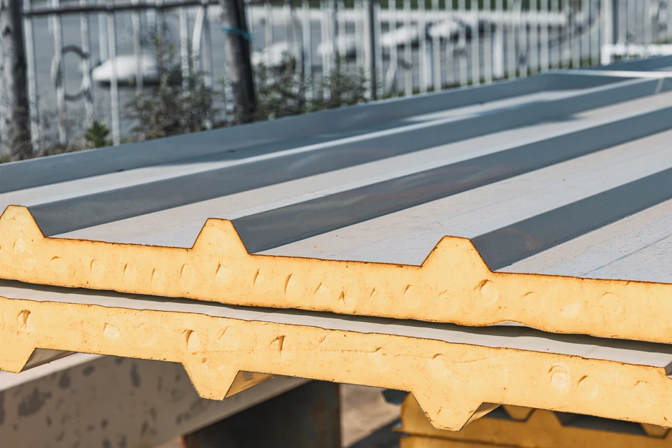 Scène intérieure de showroom avec trois professionnels consultant des échantillons de matériaux