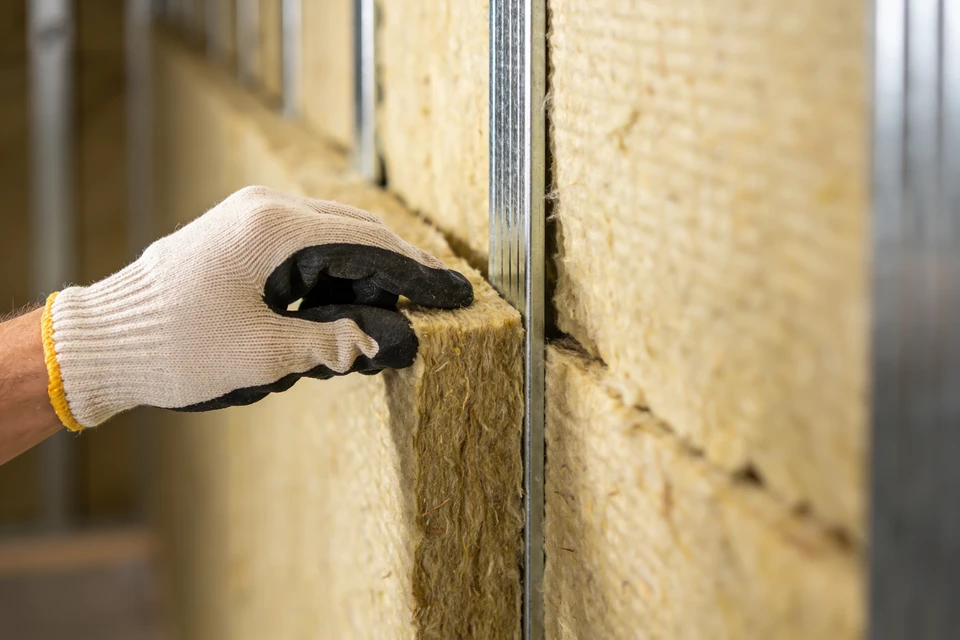 Vue en contre-plongée d'une échelle à crinoline industrielle blanche s'élevant verticalement entre structures métalliques jaunes et conduites