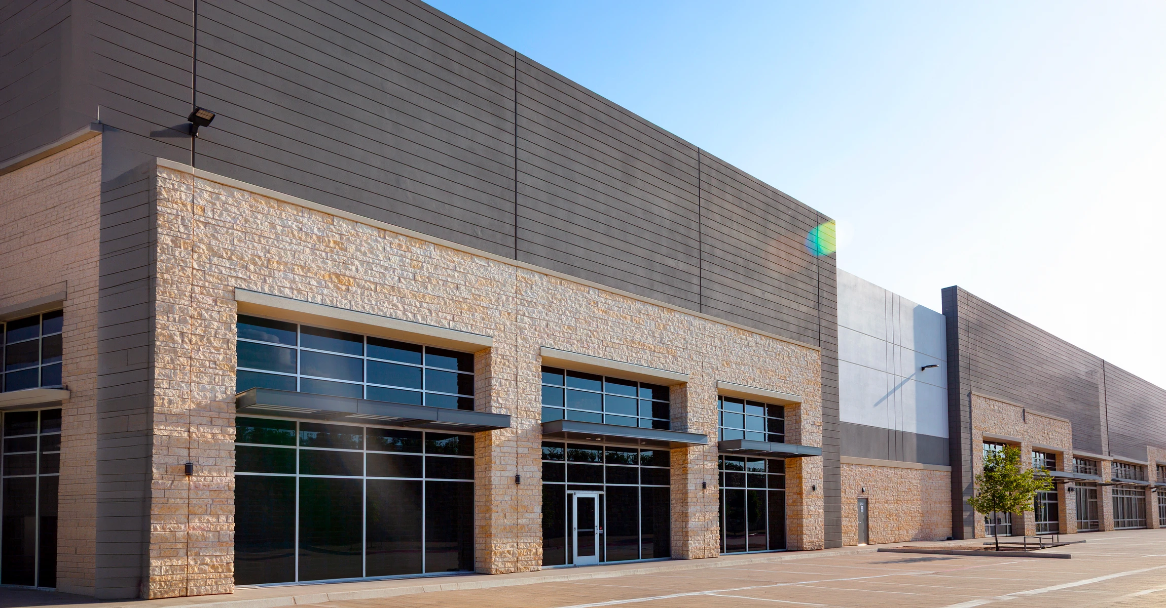 Bâtiment commercial moderne en extérieur avec façade contemporaine, grande baie vitrée et entrée principale